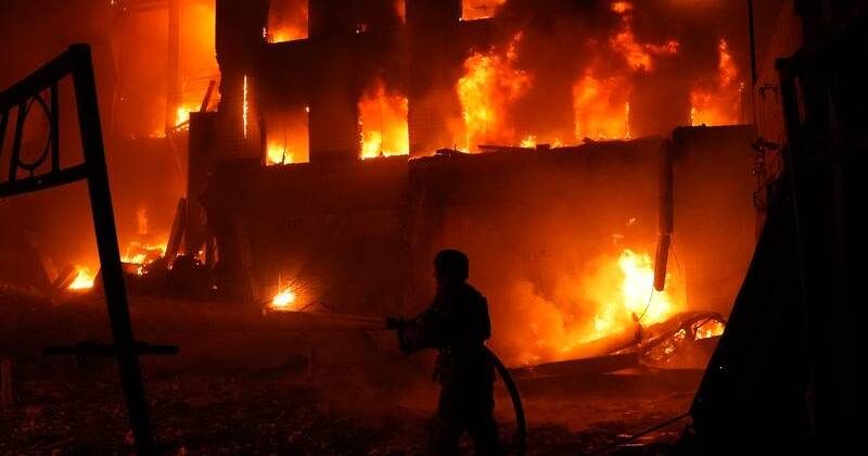 Russia Strikes Kyiv Hours After US Envoys Leave, Ending Lull