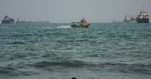 US strikes three Iranian tankers after missile attacks on warships; Iran reports explosions near Kharg