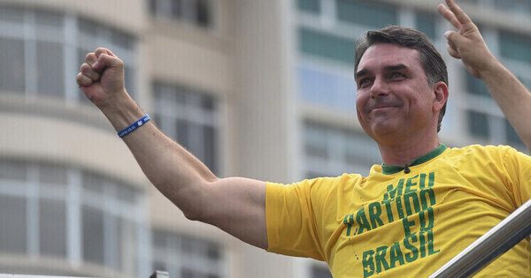 Flávio Bolsonaro edges Lula in Brazil first-round vote, forcing October 25 runoff